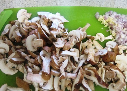 1. Этап. Жареные грибы с макаронами: 2. Измельчить лук, чеснок, нарезать тонкими ломтиками грибы.