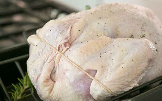 1. Этап. Индейка с клюквенным соусом: 4. Выложите на решетку на противне. Таким образом жир будет стекать в поддон, а индейка не будет слишком жирной. Растопите сливочное масло и соедините с оливковым и соком лимона. Смажьте птицу как следует. Для дополнительного аромата можно положить рядом розмарин. Отправьте в разогретую до 200 градусов духовку на 20-25 минут.