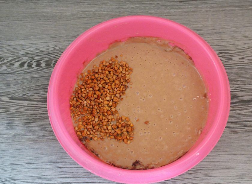 1. Этап. Кекс на смальце: В завершении добавьте дробленые орехи и перемешайте.