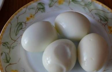 1. Этап. Шпротный салат: Очистим вареные яйца.