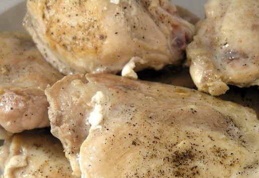 1. Этап. Оссобуко из курицы: Выложите обжаренную курицу в глубокую тарелку и держите в тепле.