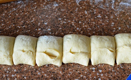 1. Этап. Маковые булочки под шоколадом: Нарезать на шайбы, 2,5-3 см..