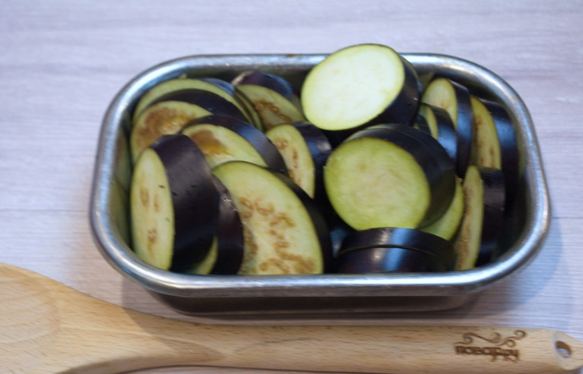 1. Этап. Запеканка с баклажанами и сыром: 1. Баклажаны нарежьте небольшими колечками. Посолите, поперчите. Уложите в емкость. Баклажаны выделят сок. Оставьте их на 15 минут.