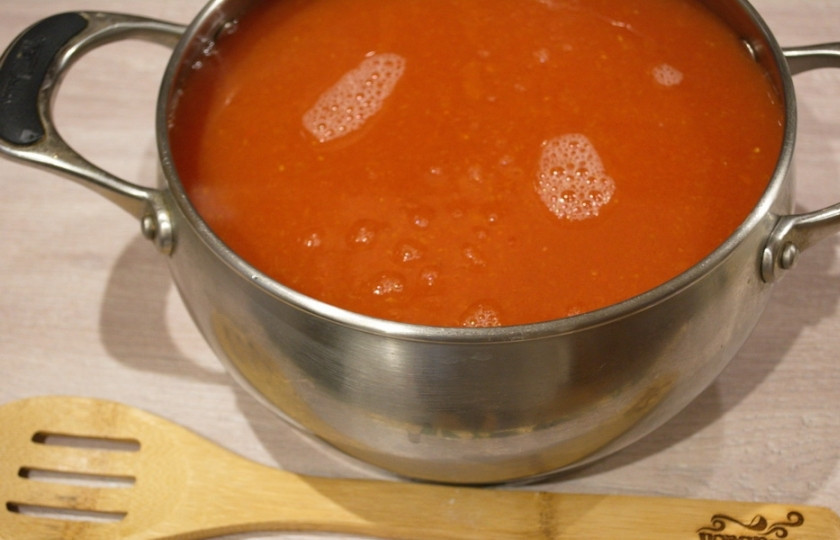 1. Этап. Аджика из помидоров без перца на зиму: Томаты перекрутите с помощью соковыжималки и добудьте томатный сок. Я предпочитаю делать аджику без семян и томатной шкурки.