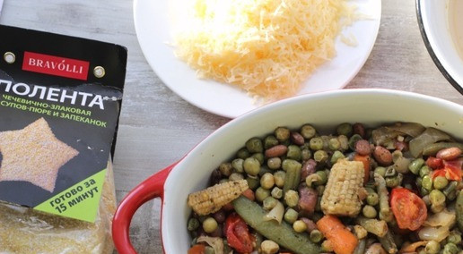 1. Этап. Овощная запеканка с полентой: Овощную смесь выложить в жаропрочную форму