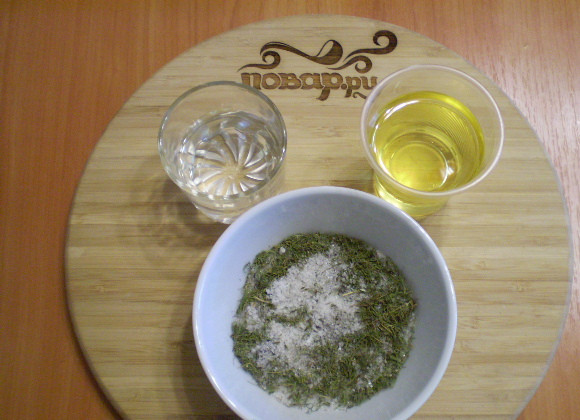 1. Этап. Вареная аджика на зиму: Приготовьте масло, уксус и специи.