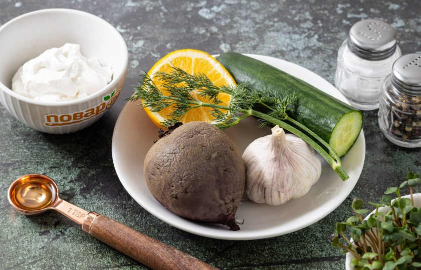 1. Этап. Свекольный дзадзики: Подготовьте все ингредиенты.