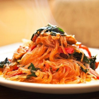 Стеклянная лапша с индейкой и шпинатом