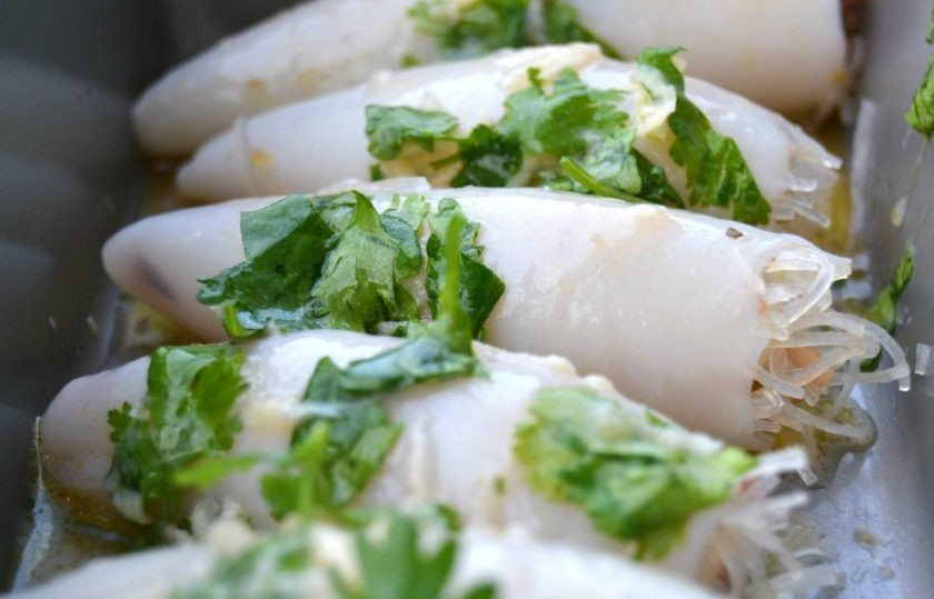 1. Этап. Запеченный фаршированный кальмар: 12. Выложите кальмары в форму для запекания и полейте приготовленным соусом.