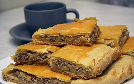 1. Этап. Пирог с сыром и мясом: Готовый пирог нарезаем на кусочки и подаем горячим или холодным. Готово!