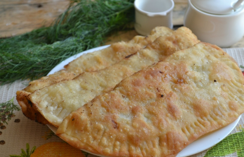 1. Этап. Чебуреки с мясом: Обжарьте чебуреки в хорошо разогретом подсолнечом масле до золотистого цвета. Подавайте горячими. Приятного аппетита!