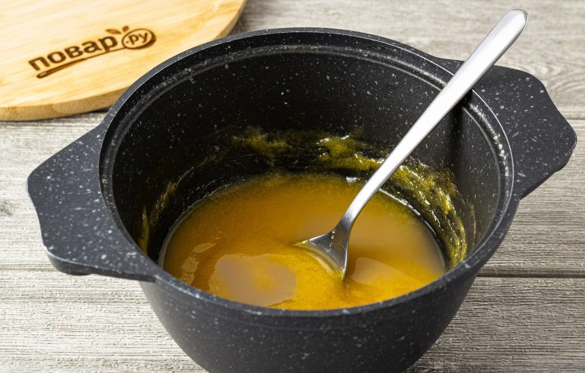 1. Этап. Конфитюр из абрикосов с агар-агаром: Спустя 20 минут влейте в кастрюлю агар-агар, проварите еще 2-3 минуты.