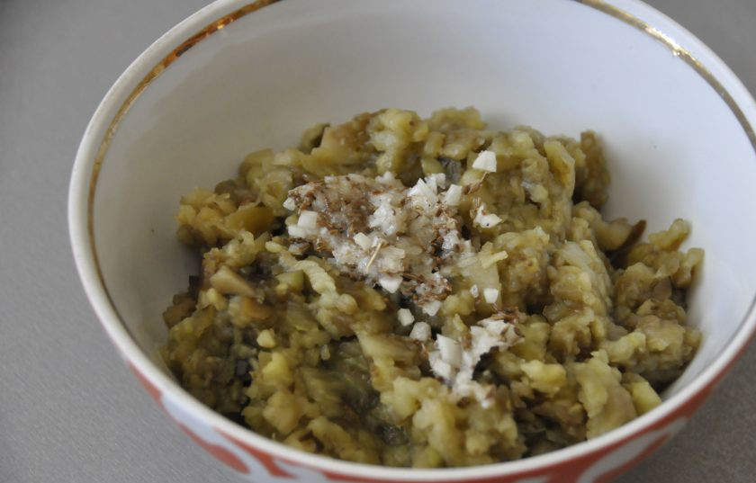 1. Этап. Бабагануш из баклажанов: Добавьте измельченный чеснок с зирой к баклажанам.