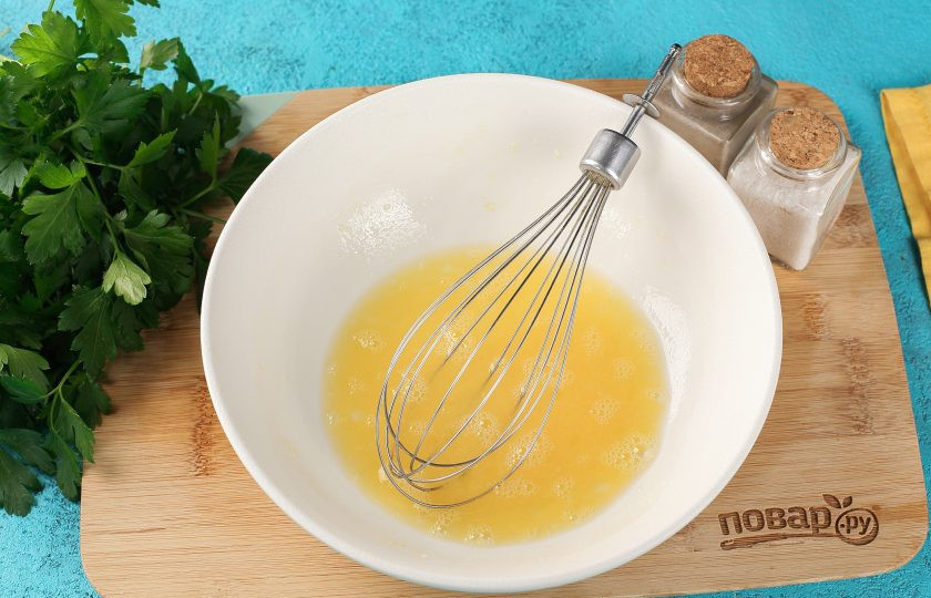 1. Этап. Заливной пирог на кефире и майонезе: Взбейте яйцо с солью.