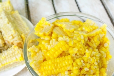 1. Stage. Canned corn: Cut the grains from the ears into a bowl with a knife.