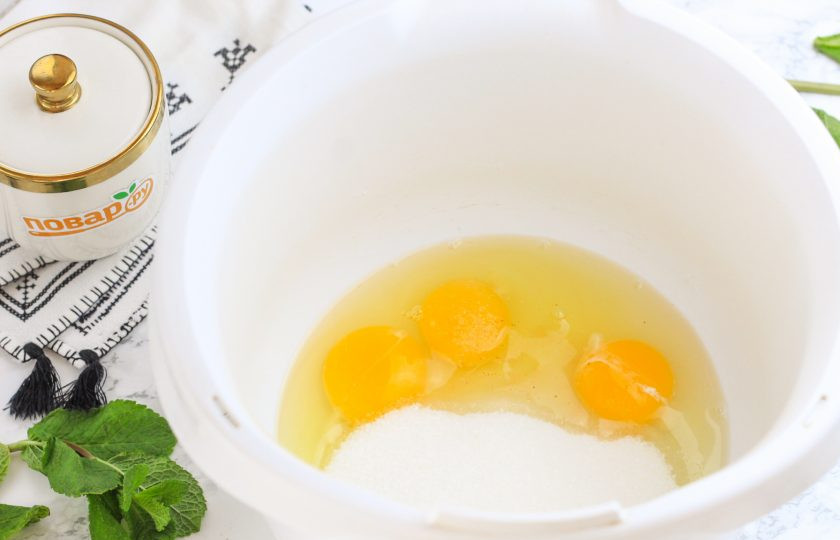 1. Этап. Самый быстрый пирог на основе варенья: Куриные яйца вбейте в емкость кухонного комбайна или миксера, взбейте с сахарным песком и солью в течение 4-5 минут в пышную пену. Масса должна увеличиться примерно вдвое.