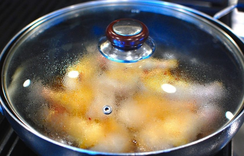 1. Этап. Куриные ножки в соусе Терияки: 5. Накройте сковороду крышкой, уменьшите огонь до минимума и тушите 15 минут.