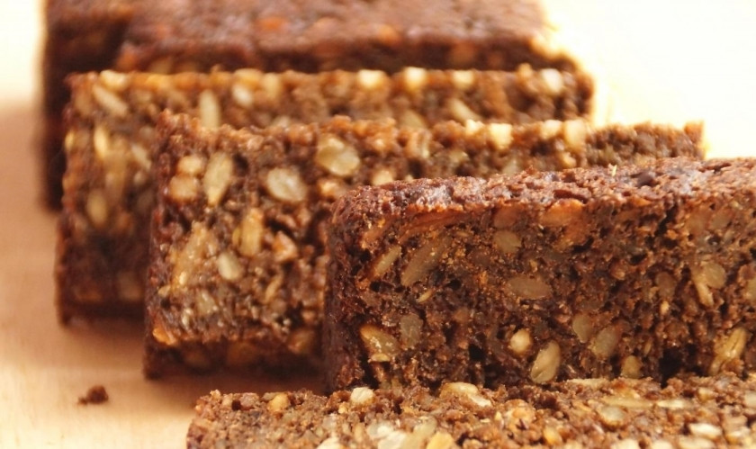 1. Этап. Бутерброд с сельдью Просто и вкусно: 3. У меня хлеб ржаной с семечками, уж очень люблю его. Нарезаю хлеб кусочками, поджариваю его на сухой сковороде или в тостере.