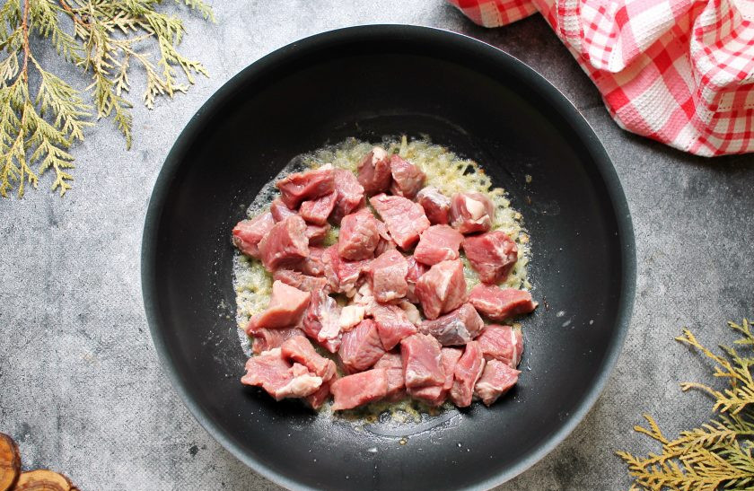 1. Этап. Лилибж: Говядину порежьте на мелкие куски и добавьте к луку с мукой, перемешайте.