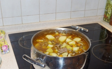 1. Этап. Картошка, тушенная с мясом и грибами: Наливаем воду (около 1 литра). Добавляем специи: соль, перец, паприку и куркуму. Перемешиваем. Доводим до кипения и уменьшаем огонь до минимального. Тушим минут 40-50.