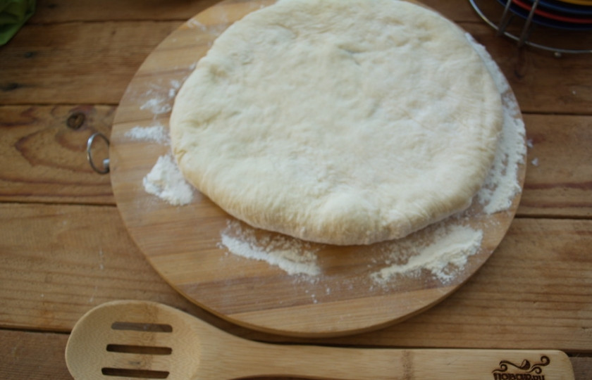 1. Этап. Осетинский пирог Царский: Пальцами рук от центра к краю распределите начинку внутри теста, тем самым растягивая пирог. Скалка не используется. Начинайте от центра теста, по кругу... и так до самого конца.