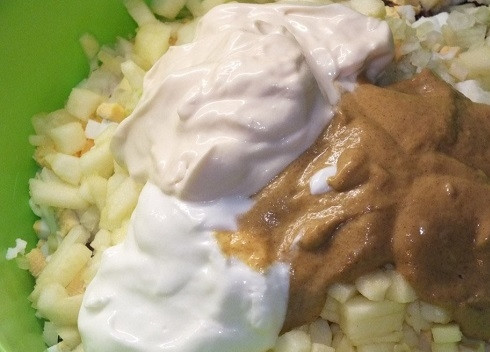 1. Этап. Салат из фасоли консервированной: Теперь добавим майонез, йогурт и горчицу. Перемешаем.