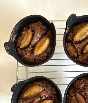 1. Этап. Запечённая овсянка со сливой: Немного остудить и достать из формочек. Если выпекать в одной форме, разрезать на на 4 части.