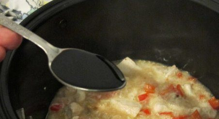 1. Этап. Диетическая курица в мультиварке: Вливаем соевый соус, перемешиваем и готовим еще 15-20 минут, до готовности мяса.