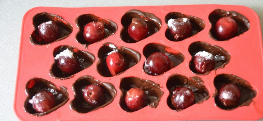 1. Этап. Конфеты Вишня в шоколаде: Выложите вишню в ячейки, поставьте в морозилку на 5 минут.