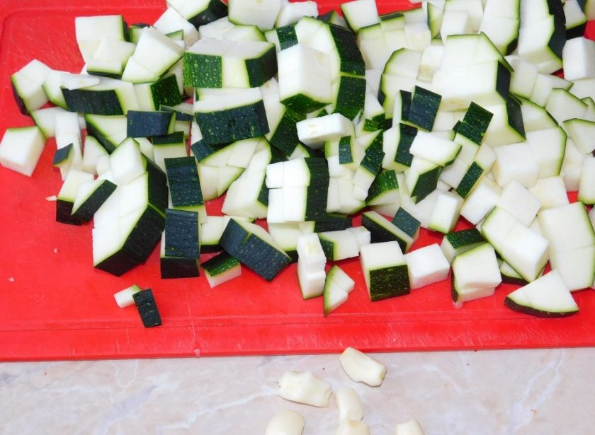 1. Этап. Мясная сковорода с рисом и кабачками: Отдельно обжарьте кабачки с чесноком.