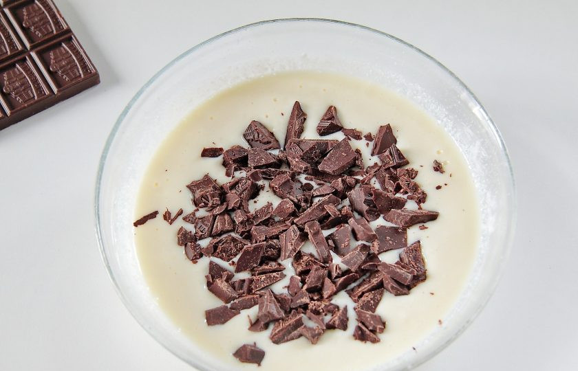 1. Этап. Домашняя ватрушка с шоколадной стружкой: 9. При помощи погружного блендера превратите начинку в однородную массу. Добавьте к ней измельченный ножом шоколад, примерно 50 гр будет достаточно, остатки оставьте для украшения.