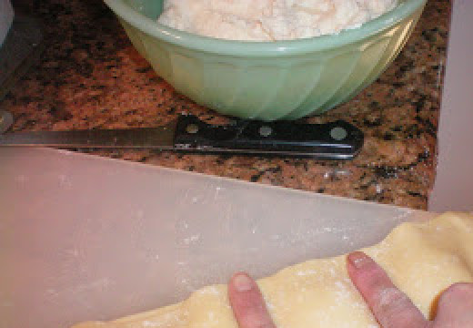 1. Этап. Равиоли с творогом: Заверните край тесто и прижмите его пальцами.