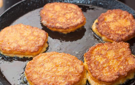 1. Этап. Оладьи из тыквы с сыром: Из получившегося масла жарим оладьи на сковороде с разогретым маслом. Масла нужно немного. Огонь должен быть не слишком быстрым - иначе корочки начнут подгорать, а внутри оладьи будут сырыми.