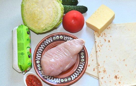 1. Этап. Шаурма на гриле: Подготовьте ингредиенты. Я буду использовать в начинку тертый сыр, свежие овощи и соус на основе майонеза и домашней аджики.