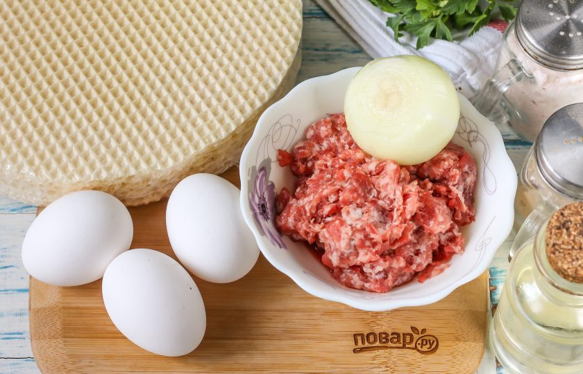 1. Этап. Чебуреки из вафельных коржей: Подготовьте указанные ингредиенты.