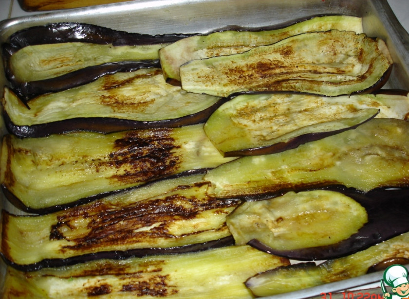 1. Этап. Мусака вегетарианская: А пока, разогреваем духовку до 200 градусов. Нарезаем чистые и без хвостиков баклажаны вдоль ломтиками по 1-1,5 см толщиной, кружочками, солим, сбрызнув оливковым маслом и отправляем в духовку на 10-15 минут. Точно также поступаем и с кабачками.