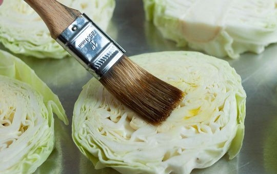 1. Этап. Запеченная капуста с гремолатой: 2. Смажьте оливковым маслом, присыпьте солью и перцем, выложите на противень. Отправьте капусту в разогретую до 200 градусов духовку.