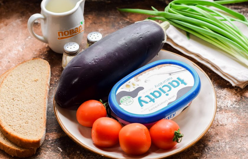 1. Этап. Бутерброды с баклажанами и помидорами: Подготовьте ингредиенты.