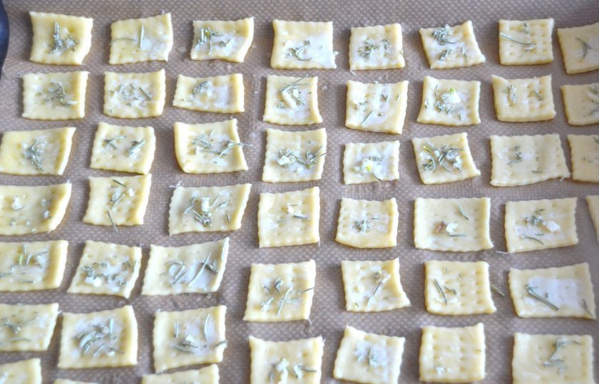 1. Этап. Итальянские крекеры: Пока выпекается первая партия крекеров, раскатайте вторую часть теста, посыпьте розмарином с чесноком.