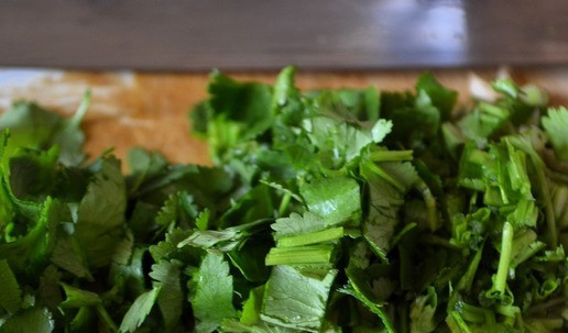 1. Этап. Постный салат с манго: Мелко нарезать кинзу.