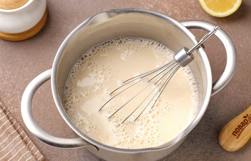 1. Этап. Блинчики хрустящие: Тщательно взбейте тесто блендером или миксером до однородности. Тесто готово.