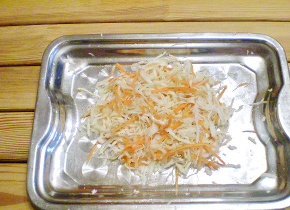 1. Этап. Салат Цветной: 4. Солим, добавляем сахар, уксус и молотый перец черный, мнем руками, перемешиваем.