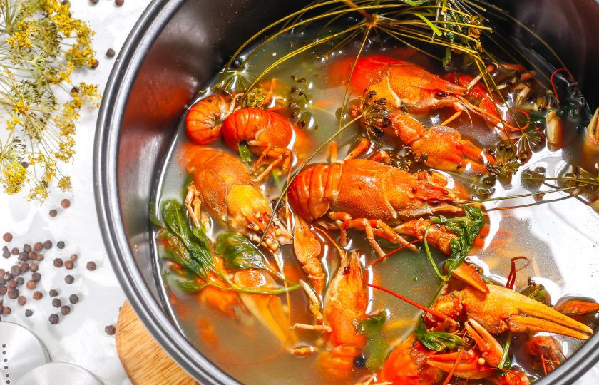 1. Этап. Раки в мультиварке: Звуковой сигнал оповестит вас о том, что блюдо уже готово. Не торопитесь извлекать раков из бульона, дайте им в нем немного остыть, чтобы они стали сочными и вкусными.