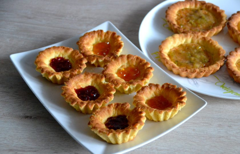 1. Этап. Корзиночки с белковым кремом по ГОСТу: Выложите на дно корзиночек немного джема или конфитюра.