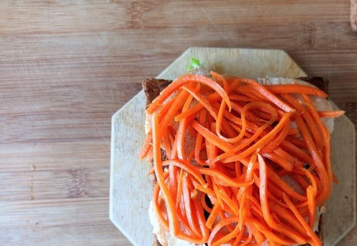 1. Этап. Большой сэндвич для всей семьи: На индейку кладём морковь по-корейски.