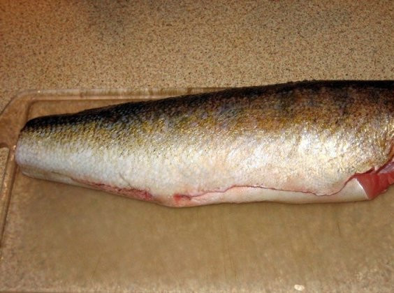 1. Этап. Сациви из рыбы: Чистим рыбу, отрезаем голову, хвост и плавники. Они нам понадобятся для бульона.