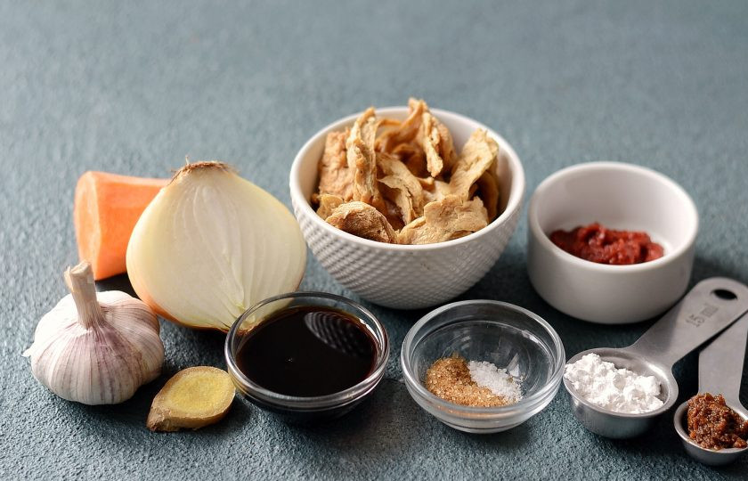 1. Этап. Соевое мясо в кисло-сладком соусе: Подготовьте все ингредиенты.