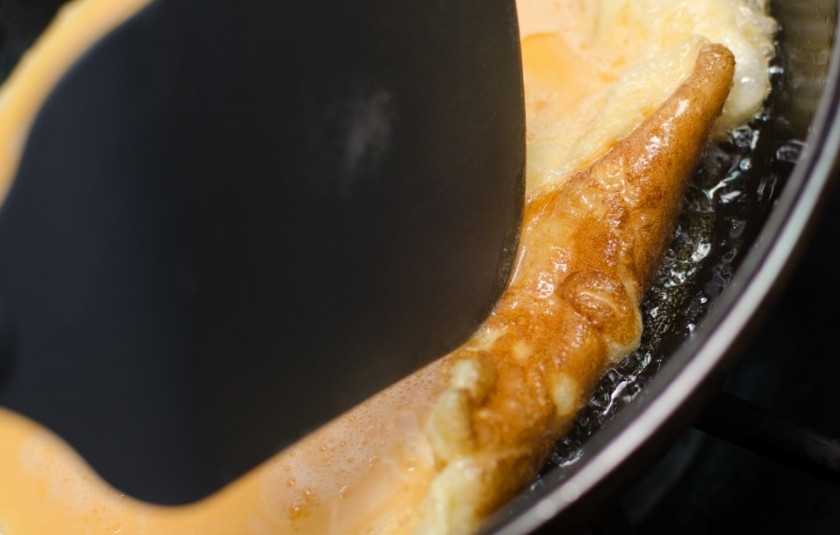 1. Этап. Простой омлет: Обжаривайте омлет, как блин, с обеих сторон.