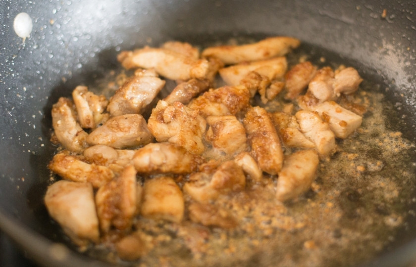 1. Этап. Курица по-тайски: Верните курицу на огонь.