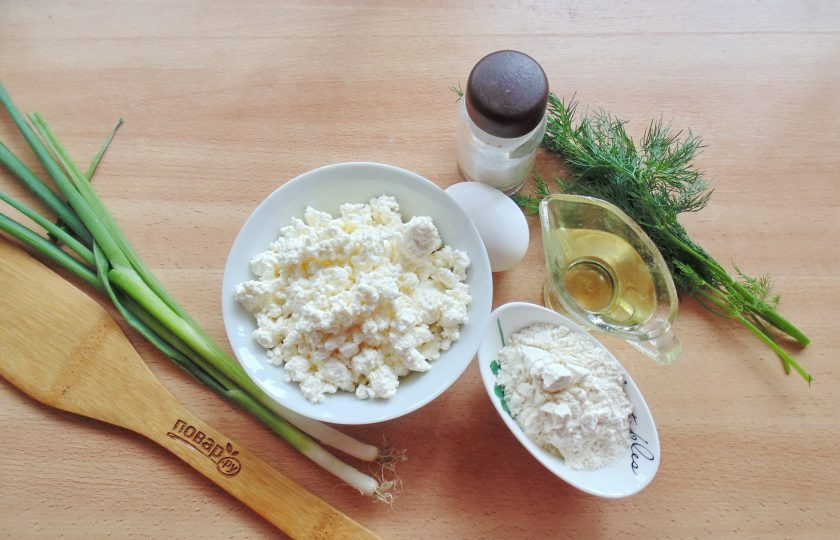 1. Этап. Сырники с луком: Подготовьте ингредиенты для приготовления сырников с луком.